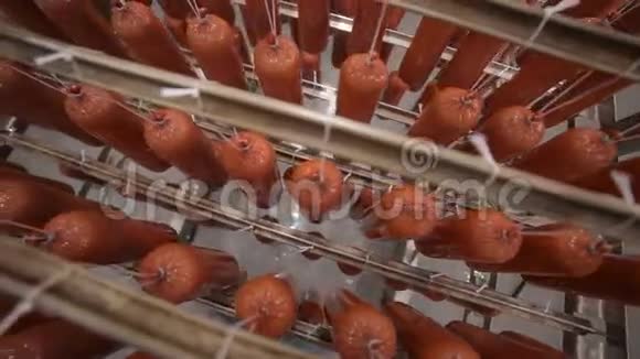 工人在仓库里放香肠香肠腊肠视频的预览图
