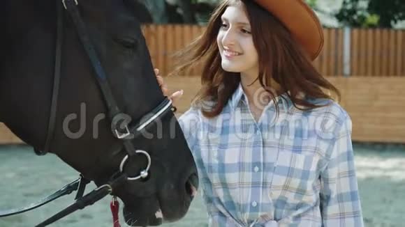 漂亮的女青少年在一个地区上穿着友好的黑马4K视频的预览图
