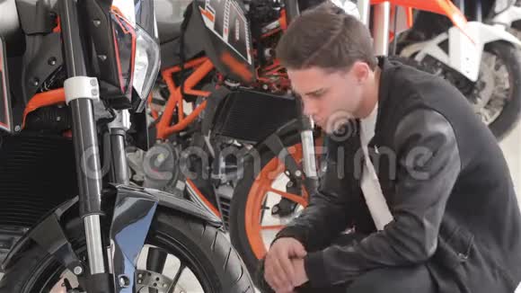 一个年轻的客户检查摩托车视频的预览图
