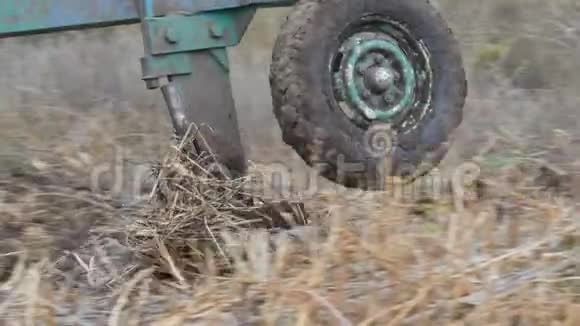 深秋的钢制拖拉机犁地视频的预览图