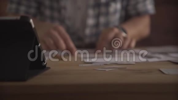 人手用心工作专注于木桌上纸工业务项目的小细节视频的预览图