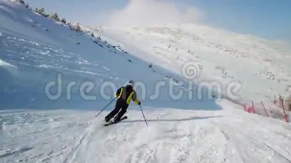 滑雪者沿着斜坡往下走视频的预览图