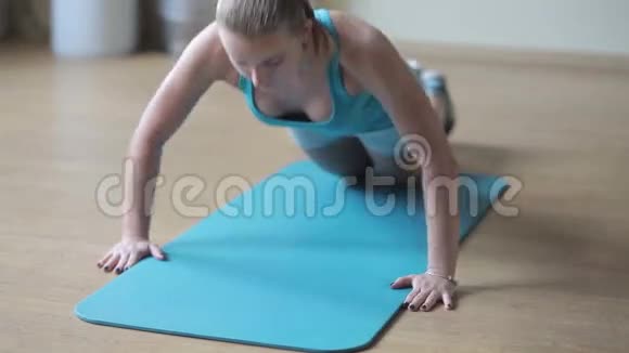 在健身房做俯卧撑的漂亮女人视频的预览图