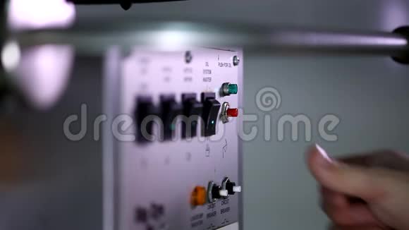 在自动爆米花机上一个人用手指按下红色的小按钮来做油炸玉米视频的预览图