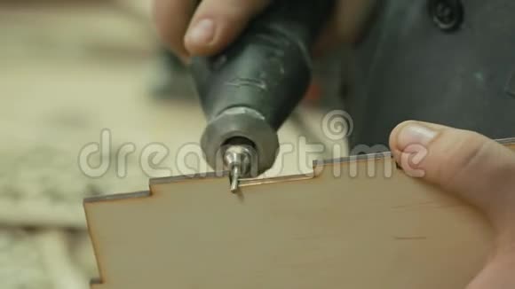 企业生产的男性手磨和圆角木制品采用手工机进行剥离视频的预览图