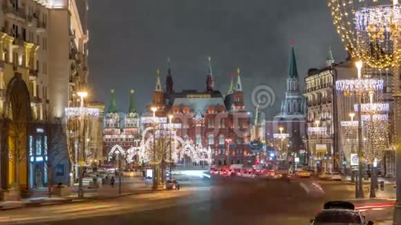 在寒冷的夜晚冬季季节Tverskaya街灯与Wineglass形状的路灯一起延时莫斯科俄罗斯视频的预览图