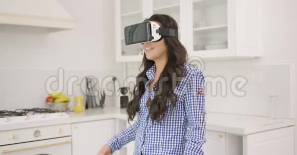 兴奋的女性在VR耳机视频的预览图