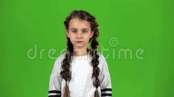 孩子不开心绿色屏幕慢动作视频的预览图