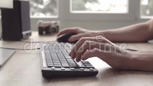 在键盘上打字人在电脑键盘上打字使用电脑键盘和鼠标打字视频的预览图