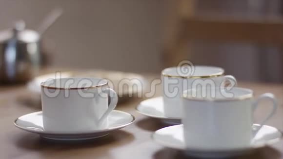 在杯子里倒茶或咖啡视频的预览图