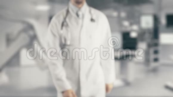医生手握酒精中毒视频的预览图