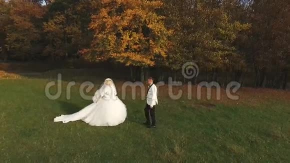 新娘和新郎的婚礼2视频的预览图