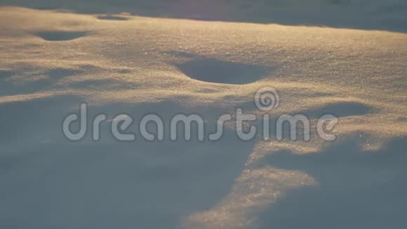 冬天的田野覆盖着雪雪上有痕迹冬天的日落视频的预览图