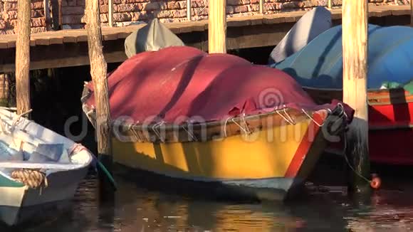 在码头的河中漂浮的划艇视频的预览图