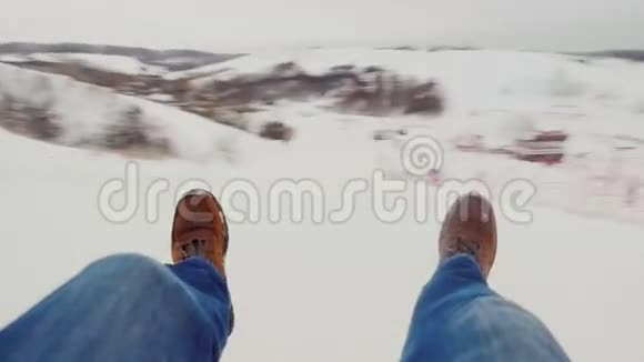 视频快速下降或下降与白雪覆盖的山脉在图片中可见的腿一切都转动视频的预览图