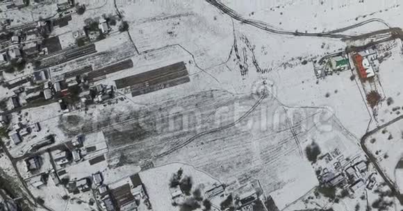 白雪皑皑的小镇上景空中景观视频的预览图