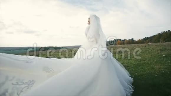 新娘的婚纱在风中飘扬视频的预览图