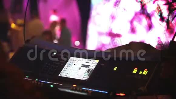 派对上的DJ调音师婚礼派对背景中的跳舞者音响工程师视频的预览图