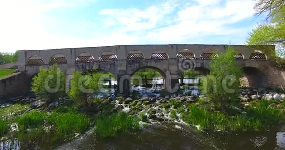 小村公园庄园桥的航拍镜头视频的预览图