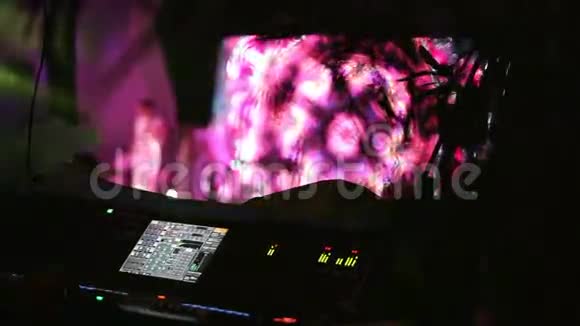 DJ混音机婚礼背景跳舞音响工程师视频的预览图