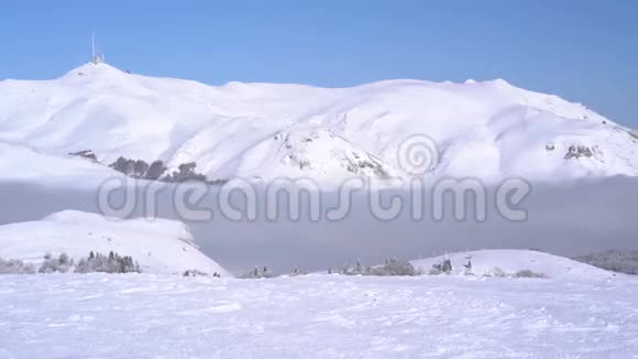云层上方雪山的全景视频的预览图