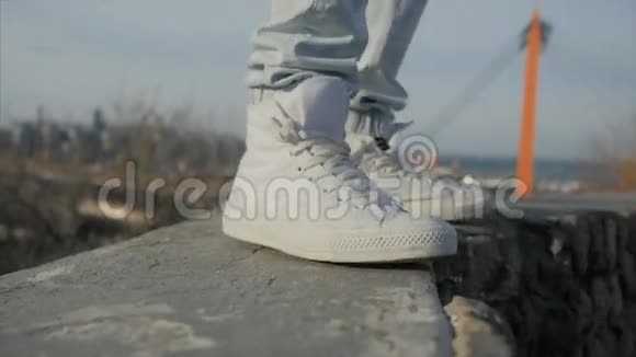 穿着白色鞋子的人脚在街上跳舞视频的预览图