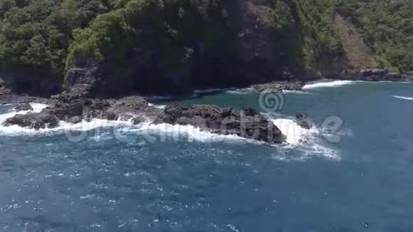 夏威夷岛毛伊岛太平洋4k空中无人机海景石岩悬崖上的深绿色野生热带森林视频的预览图