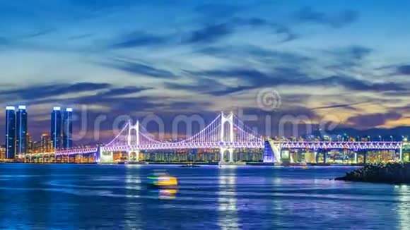 在日落时光安桥和海恩达的时间推移釜山韩国延时4k视频的预览图