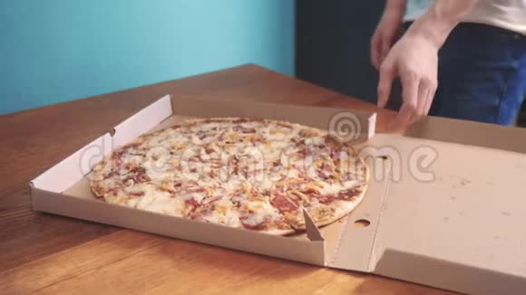 快乐的团队合作有吃披萨盒概念的朋友慢动作录像人类的双手拿着碎片视频的预览图