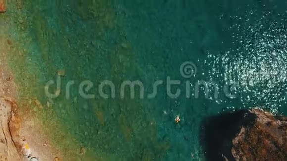 海浪和悬崖的空中射击尼古拉岛岩石海岸无人机镜头视频的预览图
