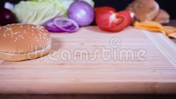 用肉和蔬菜做汉堡包视频的预览图