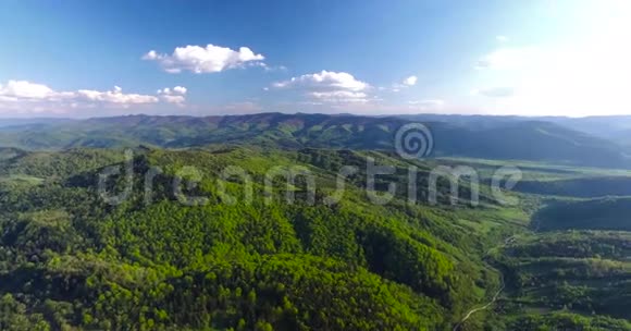 围绕丘陵地形进行全景拍摄空中景观视频的预览图