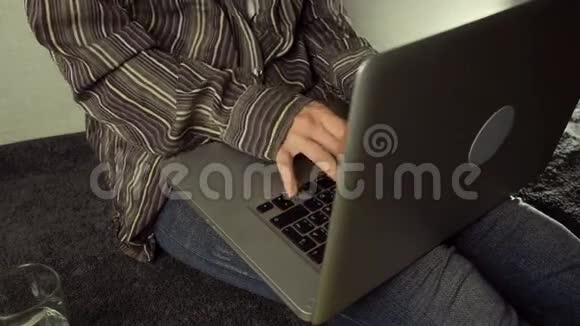 用笔记本电脑在家中的地板上合上女性的手视频的预览图