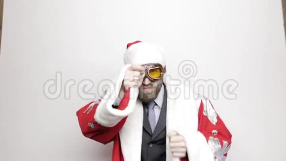 一个穿着圣诞老人眼镜的商人抬起手看着远处视频的预览图