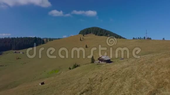 飞越喀尔巴阡山脉的牧羊人之家视频的预览图