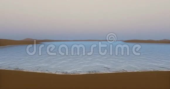 4K海洋和湖泊在雨中沙漠沙丘在黄昏视频的预览图