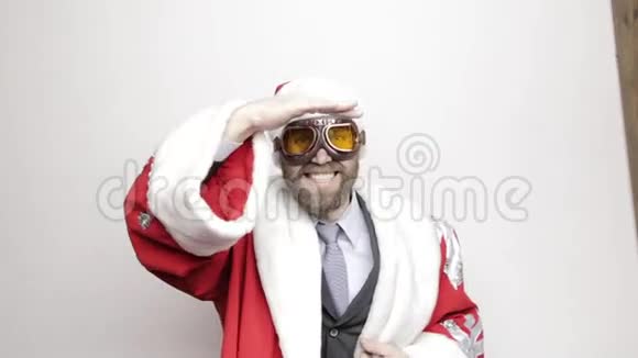 穿着圣诞老人服装的商人微笑着跳着滑稽的舞蹈看着远处视频的预览图