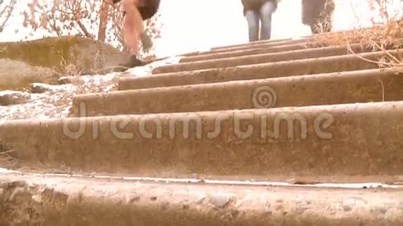 年轻人从楼梯上跑下来人们脚视频的预览图
