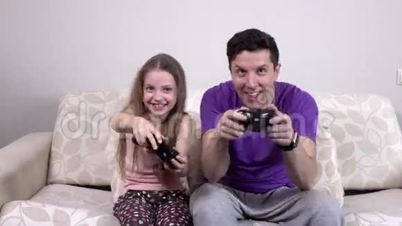 快乐的家庭一起玩电子游戏机视频的预览图