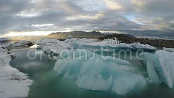 4k无人驾驶飞机在惊人的冰川湖泻湖海景水晶清晰冰块上的视野视频的预览图