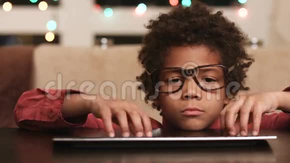 孩子在键盘上表达快乐视频的预览图
