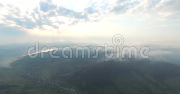 雾笼罩的山顶景色视频的预览图