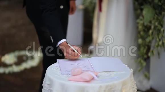 新郎在婚礼上签名视频的预览图