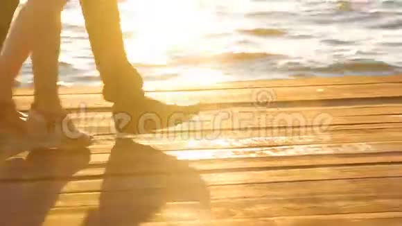 日落时分在码头上散步的情侣视频的预览图