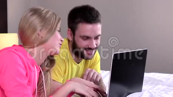 情侣用平板电脑特写进行网上购物视频的预览图