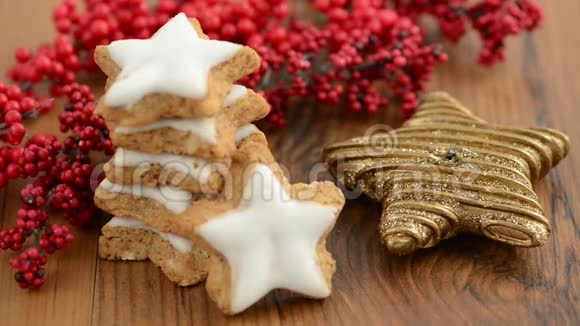 星星形状的圣诞蜡烛还有一些甜食如肉桂糕点和红珍珠视频的预览图