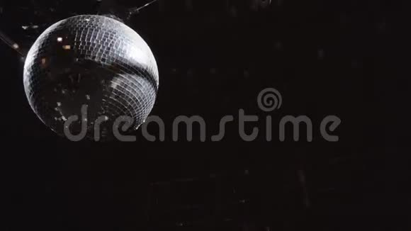 迪斯科镜球旋转并反射光线进入俱乐部场地视频的预览图