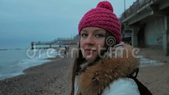 年轻的女人看着大海冬天视频的预览图