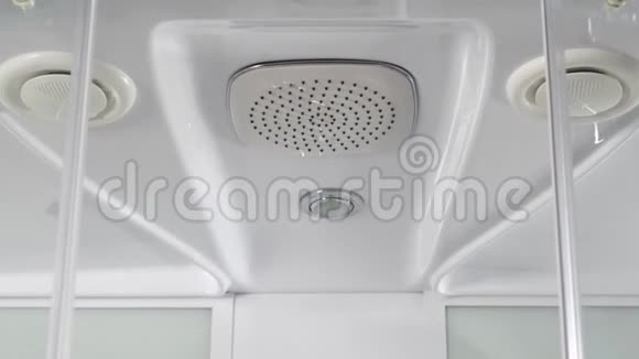 白色背景浴室淋浴喷头上的水滴在一个现代化的广场意大利式淋浴视频的预览图