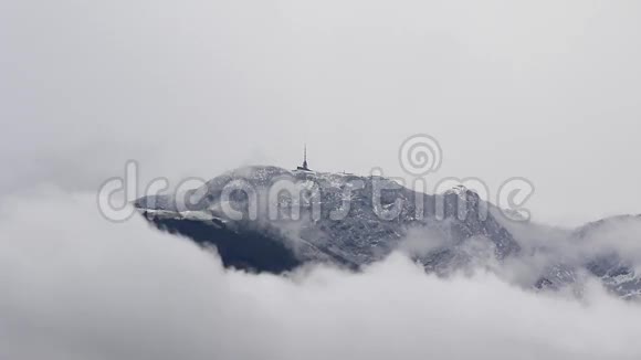 由山顶飞行的飞机视频的预览图